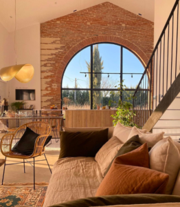 Rénovation intérieure avec mur en brique apparent et travaux de peinture