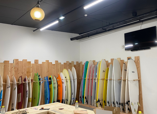 Travaux de peinture intérieure dans un local professionnel de planches de surf