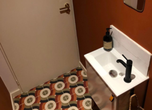 Peinture intérieure et pose de carrelage dans une salle d’eau rénovée